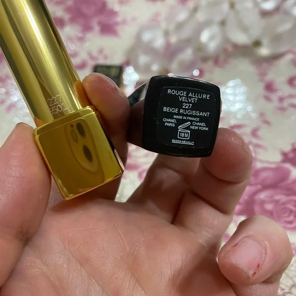 Chanel Rouge Allure Velvet Lipstick - BEIGE RUGISSANT 227 - Picture 3 of 5